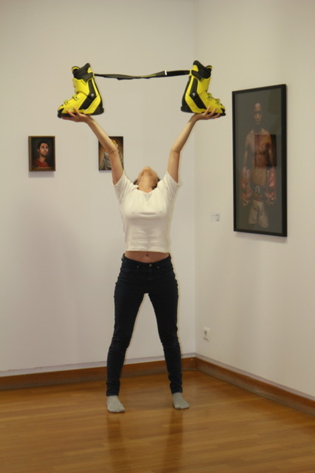 Vernissage de l'exposition Dialogues au musée Géo Charles Vernissage de l'exposition Dialogues au musée Géo Charles. Une danseuse danse avec des chaussures de ski dans les mains. Elle se tient bien droite, les bras levés, une chaussure de ski dans chaque main.