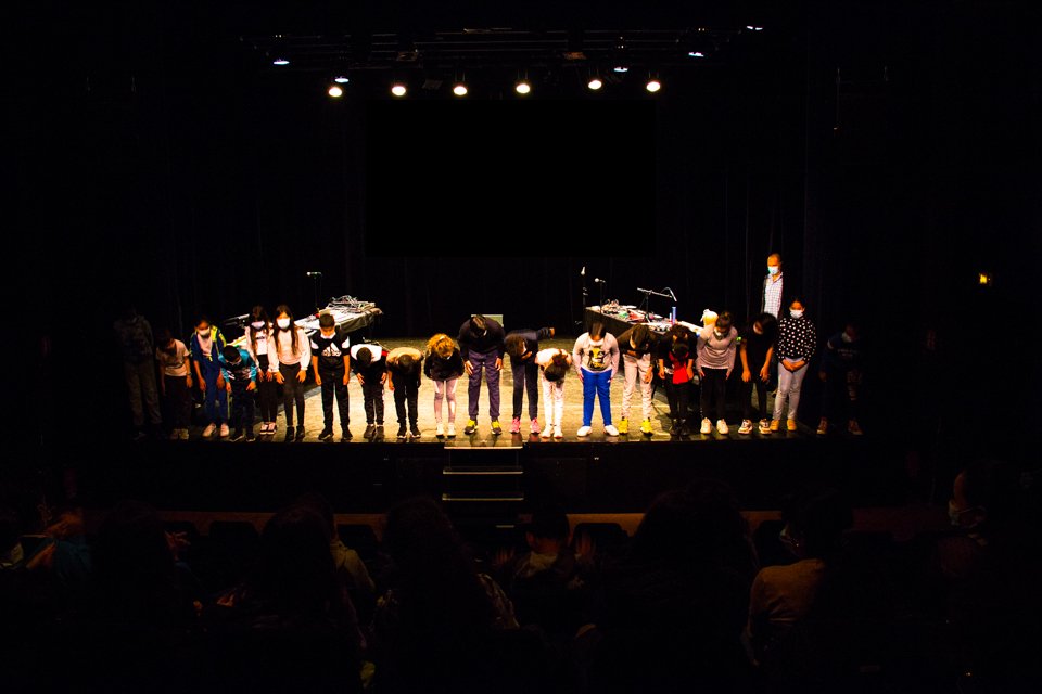 Les élèves font le salut d'artiste après la représentation de leur ciné-concert à la cité théâtre de la Ponatière Les élèves font le salut d'artiste après la représentation de leur ciné-concert à la cité théâtre de la Ponatière