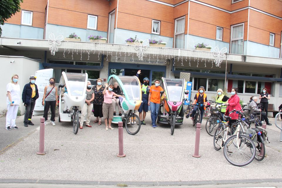 L'adjointe aux solidarités Sylvette Rochas est venue encourager les vaillant-es cyclistes au départ, devant l'établissement.