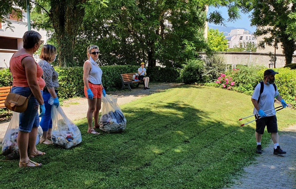 La Clean team à l'action dans le secteur Ville Neuve Photo prise à l'occasion de l'Opération Ville propre sur le secteurVille Neuve. Nous voyons une équipe de bénévoles ramasser des déchets. Ils sont équipés de gants, de sacs poubelles.