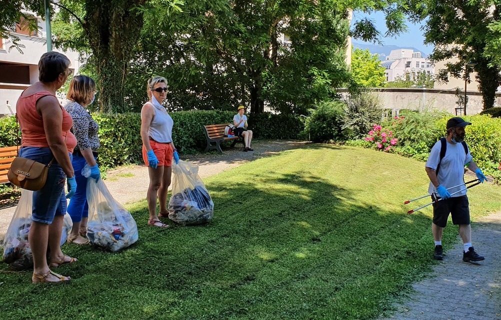 Photo prise à l'occasion de l'Opération Ville propre sur le secteurVille Neuve. Nous voyons une équipe de bénévoles ramasser des déchets. Ils sont équipés de gants, de sacs poubelles.