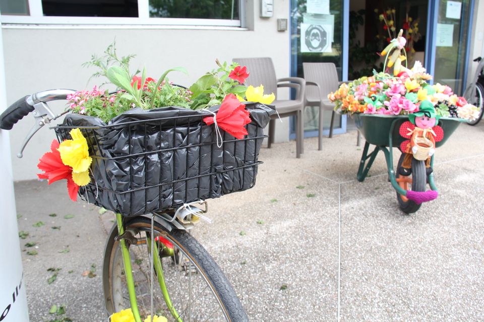 Vélos et brouette fleuris ont été confectionnés par le personnel et de bénévoles de l'association des familles pour donner des couleurs au “Village départ” !