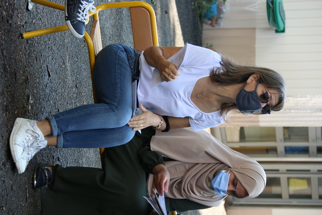 Photo de parents assis sur un banc dans la cour d'une école