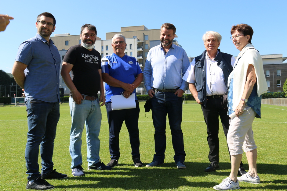 Remise des premiers Chèques sports avec les élus de la Ville, OSE et le FCE Photo prise à l'occasion de la remise des premiers Chèques sport avec les élus de la Ville, OSE et le FCE. Nous voyons le maire et les élu-es qui posent sur le terrain de foot avec les jeunes joueurs et les encadrants du club de foot.