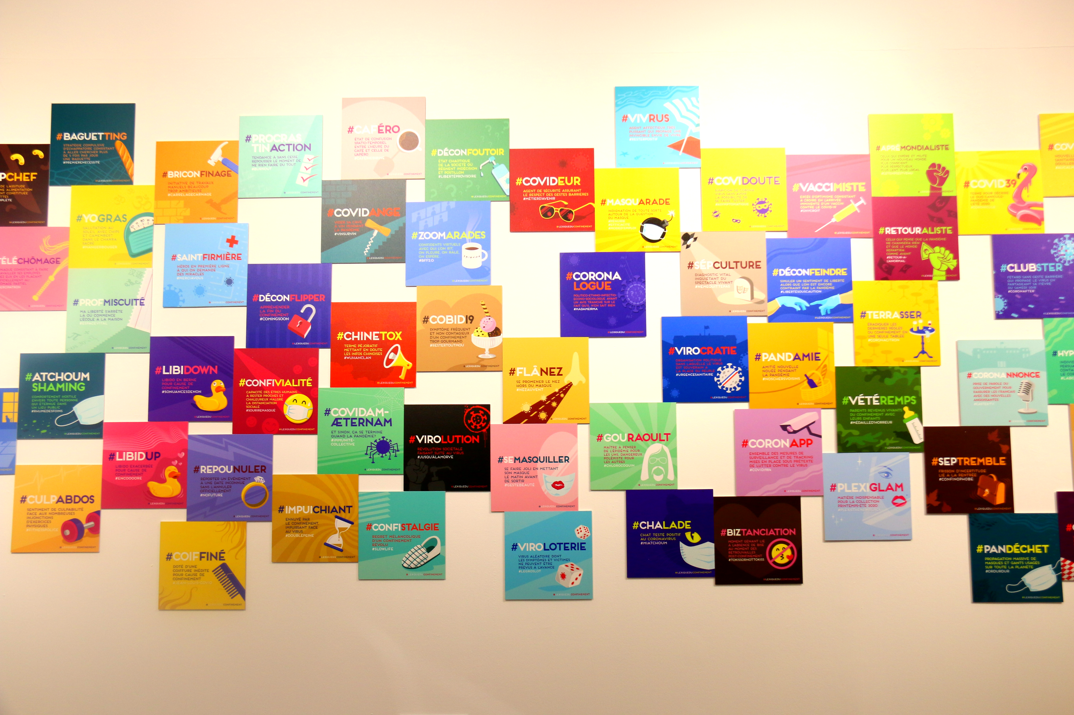 Les pastilles colorées du “lexique du confinement” au Centre du graphisme Photo de l'exposition "L’art déconfiné des confinés" au centre du graphisme. Nous voyons les pastilles colorées du “lexique du confinement”. Il s'agit de mini affiche très colorées et visuelles, expliquant certains " mots mêlés" comme "impuichiant".
