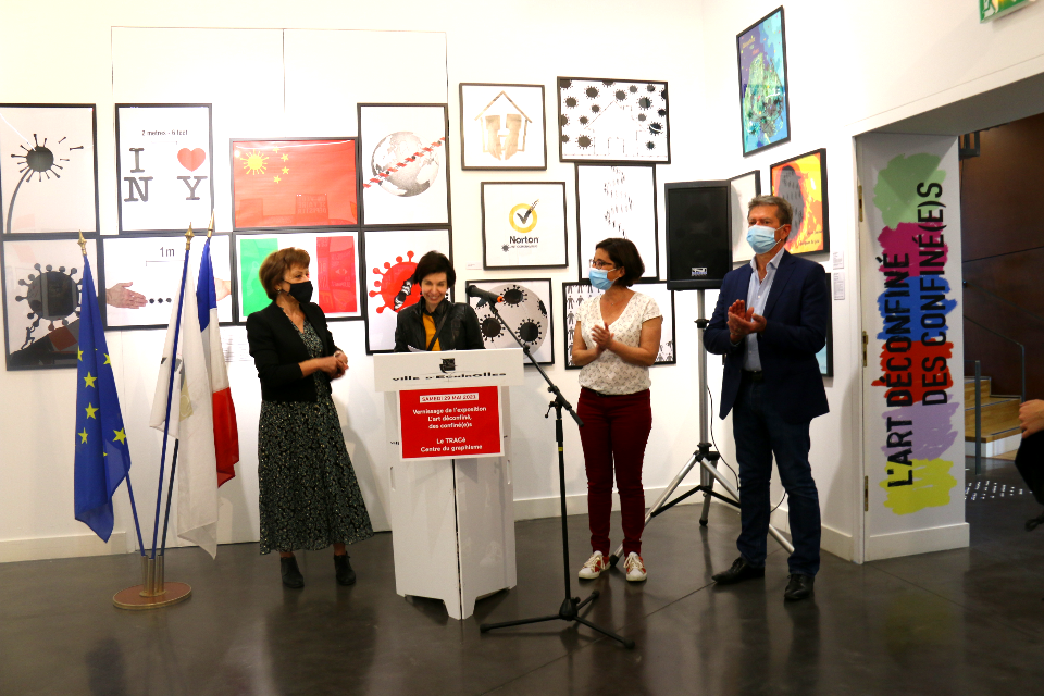 Jacqueline Madrennes, adjointe à la Culture, Virginie Vignon, conservatrice du musée, Amandine Demore, première adjointe, et Daniel Bessiron, adjoint à l'Environnement durable présents pour l'inauguration de l'exposition. Photo de l'exposition "L’art déconfiné des confinés" au centre du graphisme. Photo du discours de Virginie Vignon, conservatrice du musée. A ses côtés se tiennent Jacqueline Madrennes, adjointe à la Culture, Amandine Demore, première adjointe, et Daniel Bessiron, adjoint à l'Environnement durable présents pour l'inauguration de l'exposition.