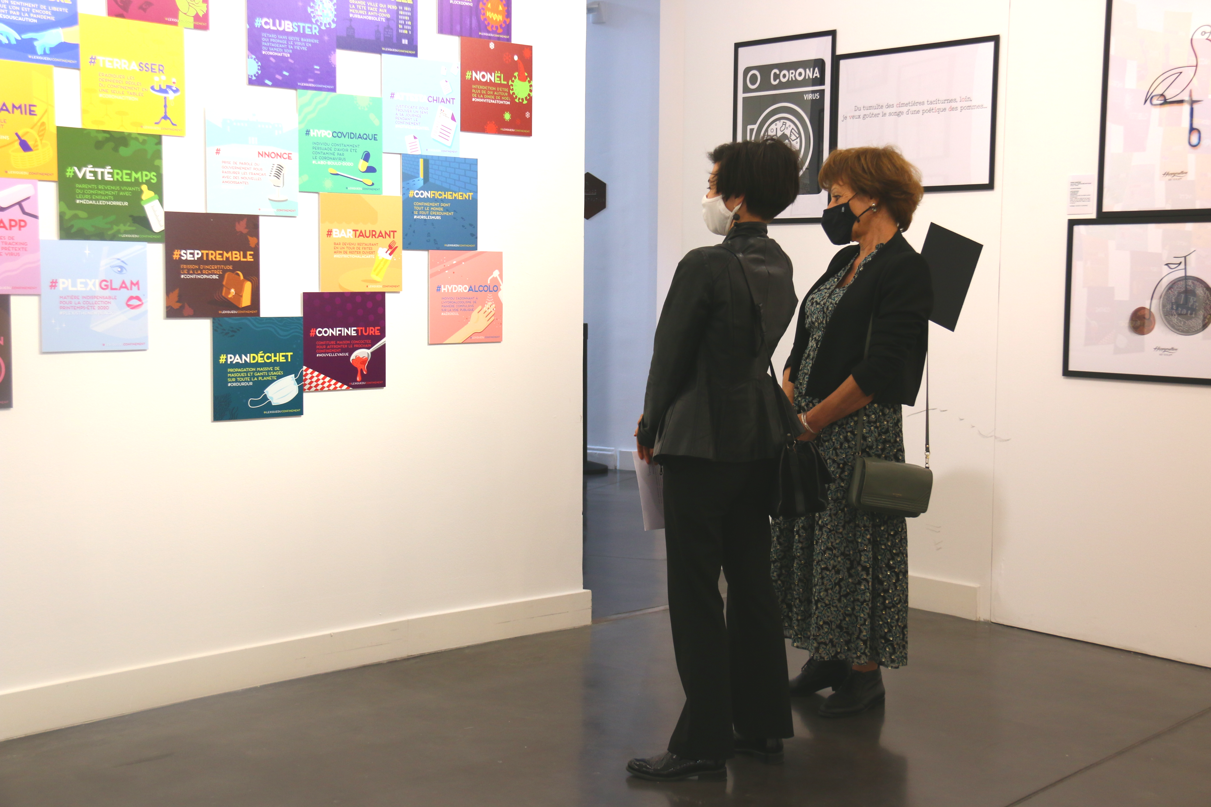 Virginie Vignon, la conservatrice et Jacqueline Madrennes lisent le “Lexique des confinés” Photo de l'exposition "L’art déconfiné des confinés" au centre du graphisme. Virginie Vignon, la conservatrice et Jacqueline Madrennes, adjointe à la culture, lisent le “Lexique des confinés”. Il s'agit de mini affiche très colorées et visuelles, expliquant certains " mots mêlés" comme "impuichiant".