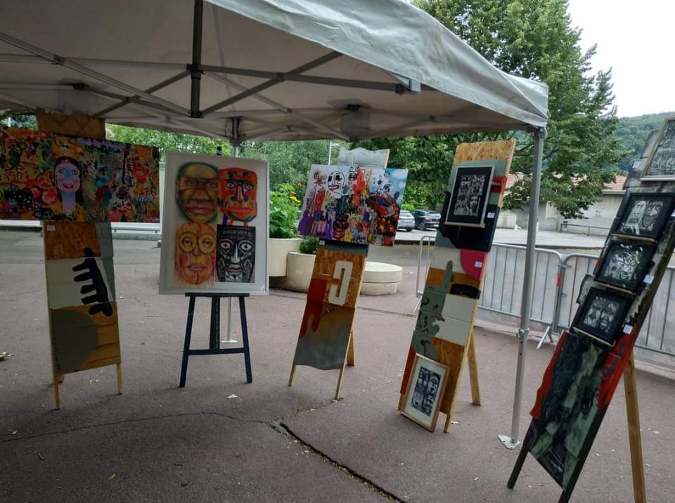 Reg'Arts a renoué le lien Photo de peintures exposées sur des chevalets