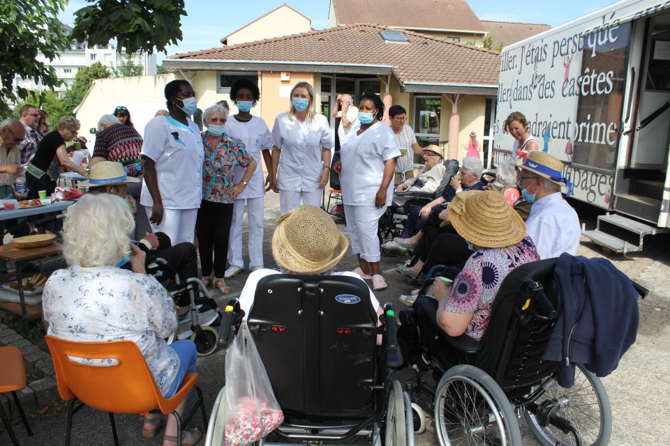 Photo d'un temps festif pour le dernier rdv de la bibliothèque éphémère.  Nous voyons le bibliobus et tous les habitant-es souriant-es.