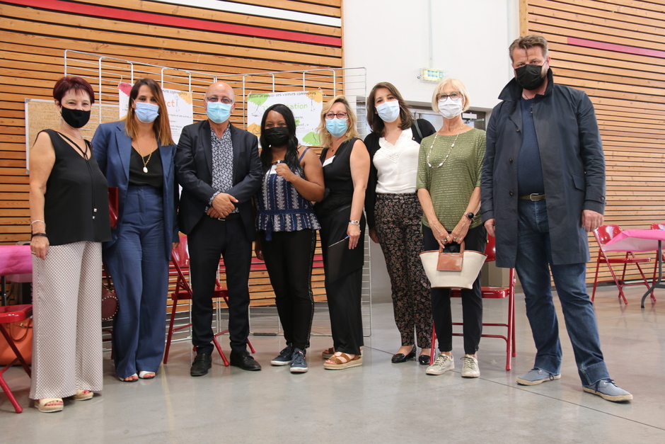 Les personnalités présentes à ce job dating à Échirolles Photo d'un job dating. Les organisateurs et les élu-es de la ville posent côte à côte