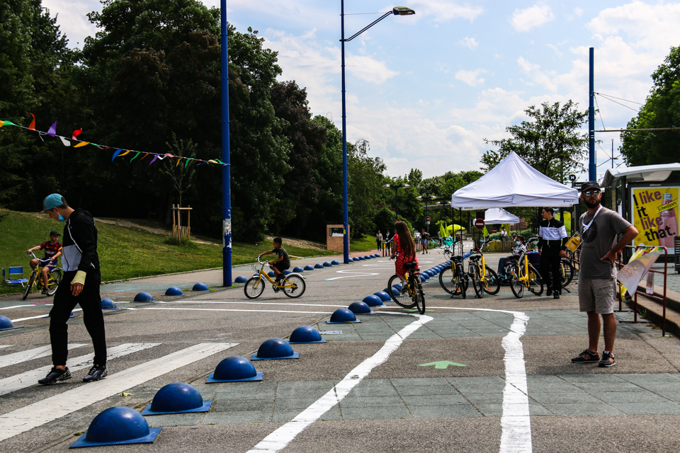  Photo de la contre-allée de l'avenue des États-Généraux, sans voiture pendant quelques jours accueillait des animations. Nous voyons des stands, des jeunes essayer un parcours vélo.