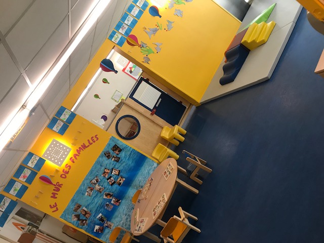 Photo du Multi-accueil Ponatière, nous voyons une table pour enfant, des tapis de jeux et d'éveil.