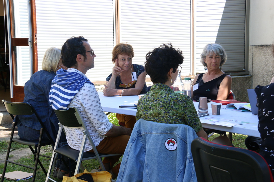Lors d'un atelier de réflexion du Parlement culturel avec Jacqueline Madrennes, adjointe à la culture et à l'éducation Photo prise lors du Parlement culturel. Une dizaine de personne sont assis autour d'une table et échangent autour des enjeux culturels sur le territoire.