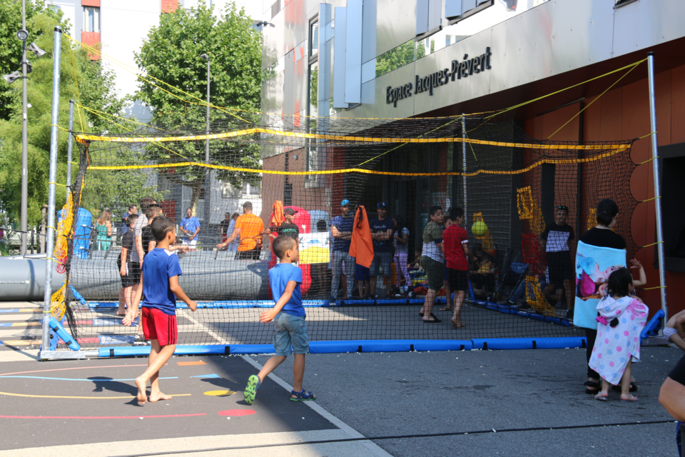 Le homeball, une des activité phare des animations de proximité des enfants jouent au homeball au Village Sud