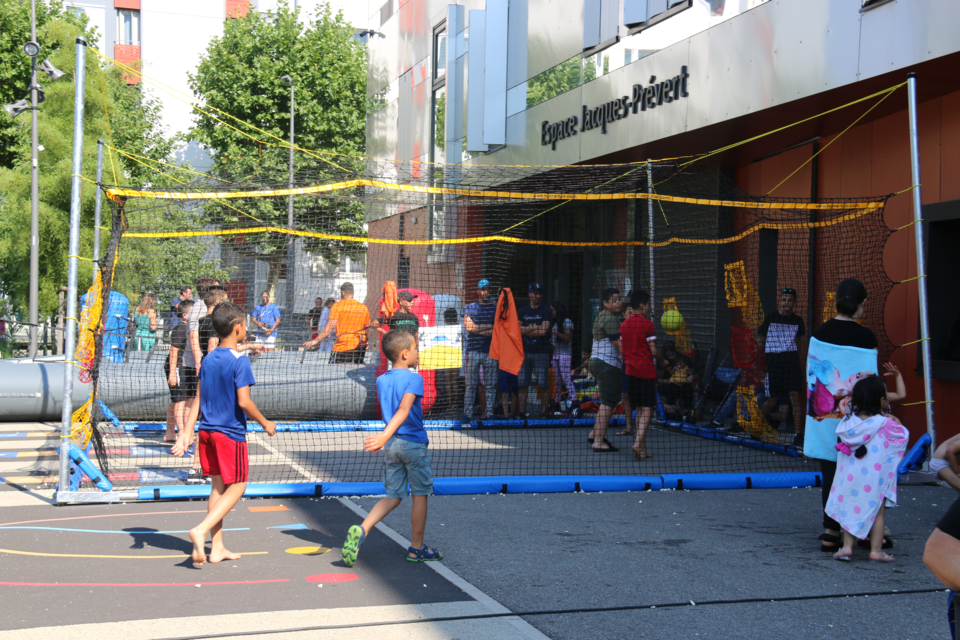 des enfants jouent au homeball au Village Sud