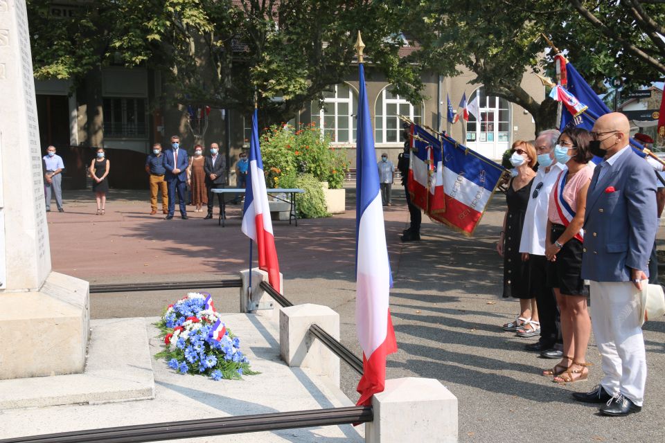 Cérémonie du 77e anniversaire de la Libération d'Echirolles Amandine Demore, première adjointe, Mohamed Makni, adjoint au maire, Jean-Pierre Falques et Marie-Thérèse Bourriez, vice-président et membre de la FNACA face au Monument aux morts lors de la minute de silence.
