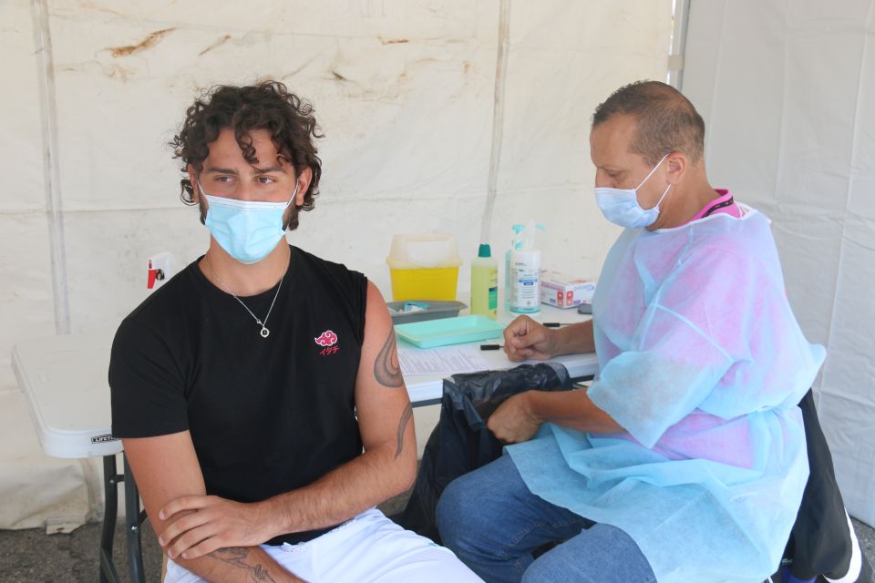 Centre de vaccination de Comboire Le soulagement pouvait se lire dans les yeux de Giuseppe après sa vaccination. Un sentiment largement partagé par sa maman Annie. Plus qu'à attendre la seconde...