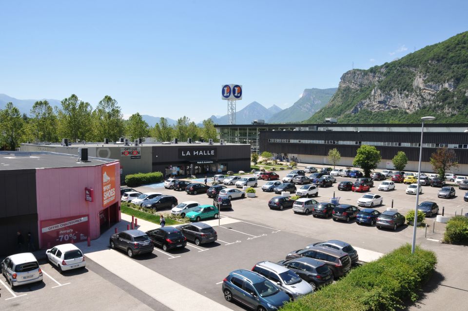 Le centre de vaccination éphémère vous accueillera sur la zone de Comboire, sur le parking de V and B Échirolles et d’Optic 2000, de 9h à 18h30.