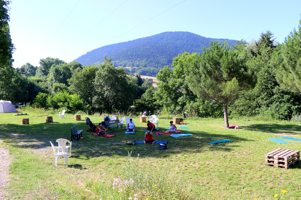 Les parents peuvent se détendre pendant les activités proposées par les animateurs, tel que le le yoga.