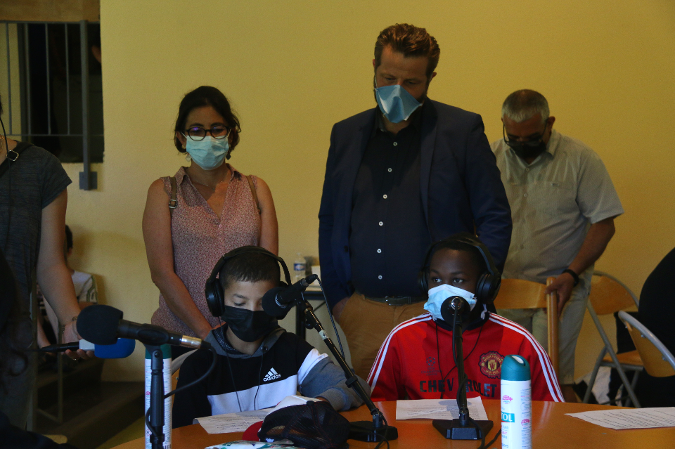 Les élus écoutent les journalistes en herbe lors de leur passage en direct à la radio. Les élus écoutent les journalistes en herbe lors de leur passage en direct à la radio.