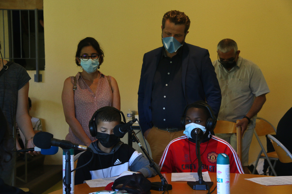 Les élus écoutent les journalistes en herbe lors de leur passage en direct à la radio.