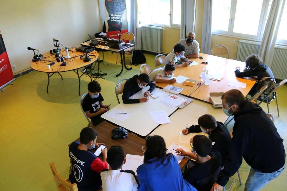 Le matin, lors des apprentissages, les enfants se sont initiés à la radio. Le matin, lors des apprentissages, les enfants se sont initiés à la radio.
