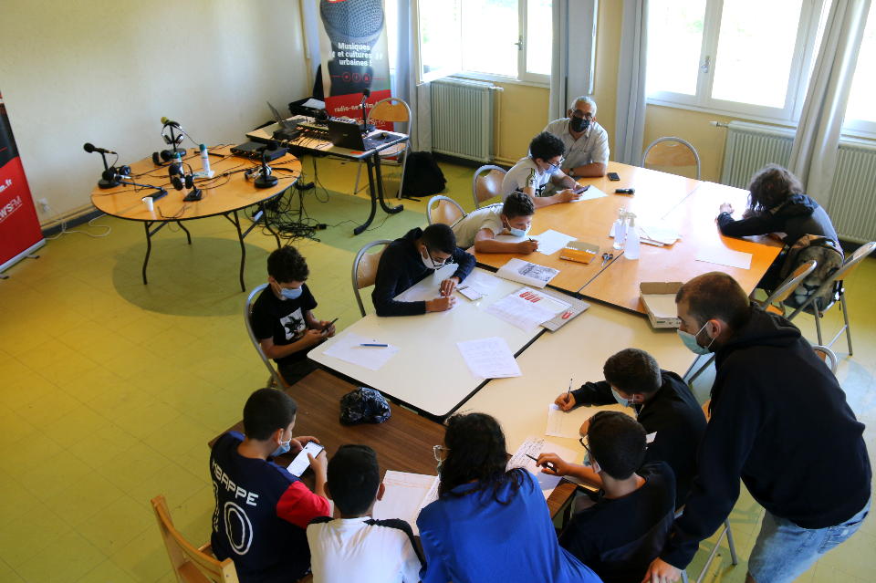 Le matin, lors des apprentissages, les enfants se sont initiés à la radio.