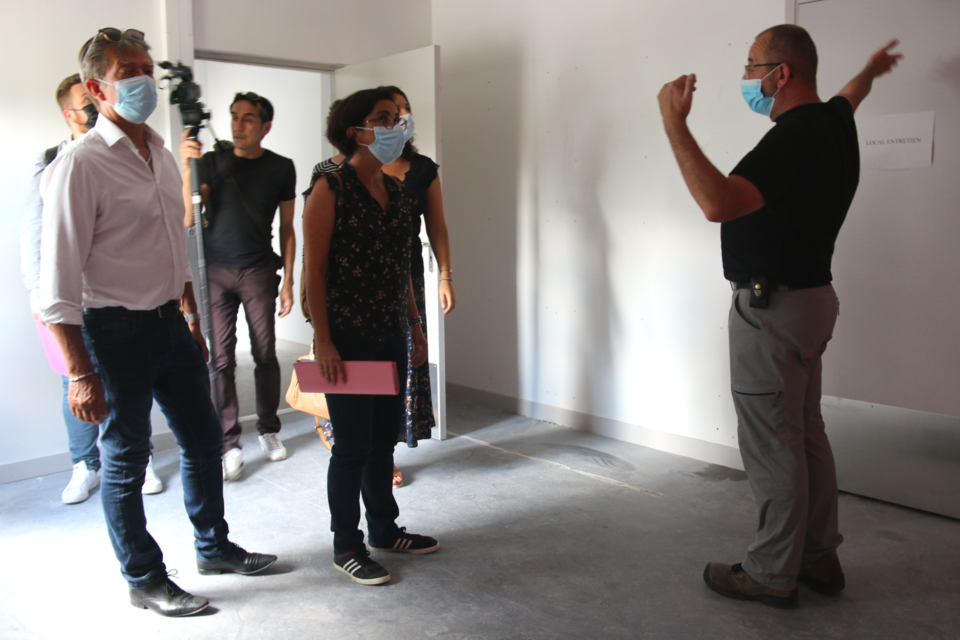 Daniel Bessiron et Amandine Demore constatent l'avancée des travaux de la halte-garderie des Essarts transférée à Surieux. Daniel Bessiron et Amandine Demore consctent l'avancée des travaux de la halte-garderie des Essarts transférée à Surieux.