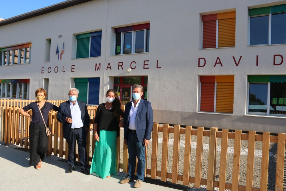 Marcel-David : Une rentrée en cour Mme Marty, directrice de l'élémentaire Marcel-David, entourée de l'adjointe à l'éducation Jacqueline Madrennes, du maire Renzo Sulli et de l'adjoint à l'environnement durable Daniel Bessiron, n'a pas caché son plaisir d'avoir une cour dont “toutes les maitresses rêveraient” !