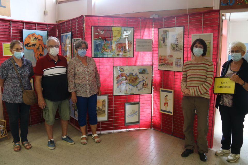 MDH Les Ecureuils : une exposition en hommage à Roger Magguilli Les membres du groupe d'aquarellistes de la MDH Les Écureuils posent autour de l'exposition hommage à Roger Magguilli, sur le thème des Cinq continents.