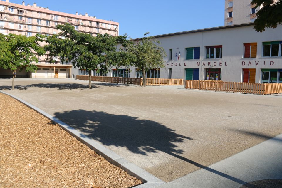 Marcel-David : Une rentrée en cour Pavés enherbés, sous-bois en copeaux, zone de jeux ensablée... c'est sous un grand soleil et avec un beau ciel bleu qu'enfants et parents ont pu découvrir, et investir, leur nouvel espace de "jeux" et d'apprentissages.