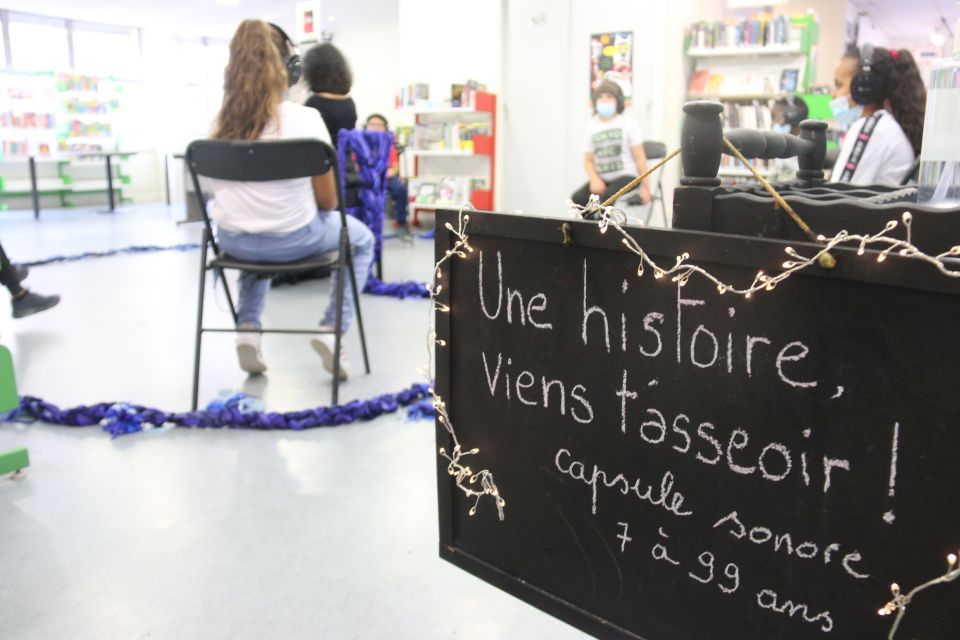 Le Pôle de la lecture et de l’écrit en première ligne La conteuse de la Compagnie Ithéré, Jennifer Anderson, invitait les visiteurs à un voyage à travers les mots, tout en douceur et en intimité...