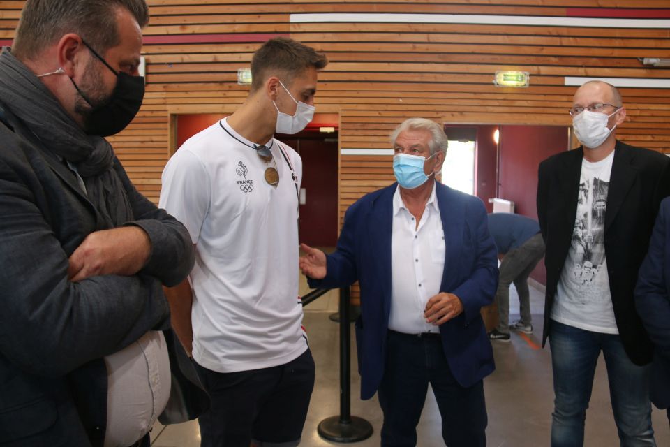 Une édition porteuse d'espoirs... De retour des Jeux de Tokyo, Le nageur Jordan Pothain, ici en discussion avec le maire Renzo Sulli, entourés de l'adjoint au sport Pierre Labriet et du conseiller municipal à la relation avec les clubs Cédric Brest (de gauche à droite), s'est réjoui du succès rencontré par le Forum “de sa ville natale”.