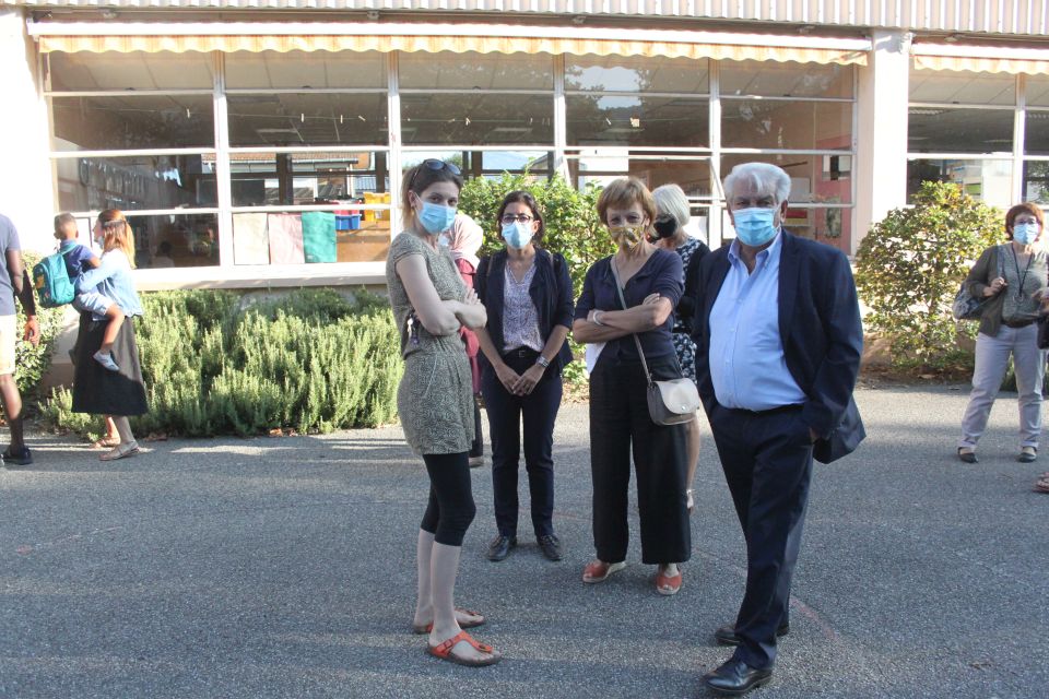 Comme ici à l'école Joliot-Curie, où une classe est menacée de fermeture, le maire Renzo Sulli, la première adjointe Amandine Demore et l'adjointe à l'éducation Jacqueline Madrennes, sont venu-es à la rencontres des enfants, de leurs parents et des équipes enseignantes.