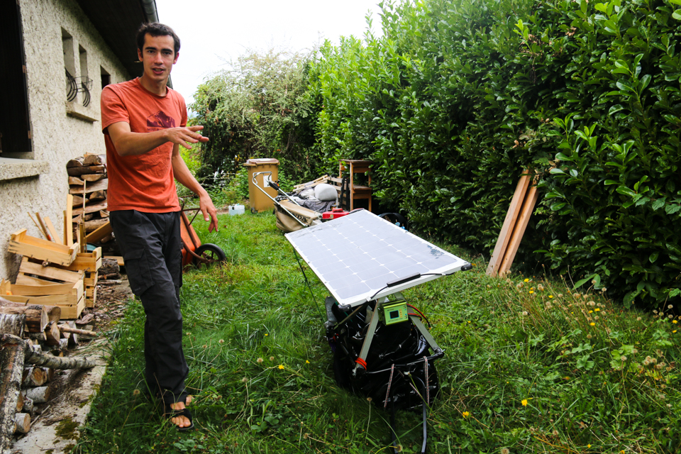 Tao a équipé sa remorque d'un panneau solaire pour charger les batteries de son vélo. Tao a équipé sa remorque d'un panneau solaire pour charger les batteries de son vélo.