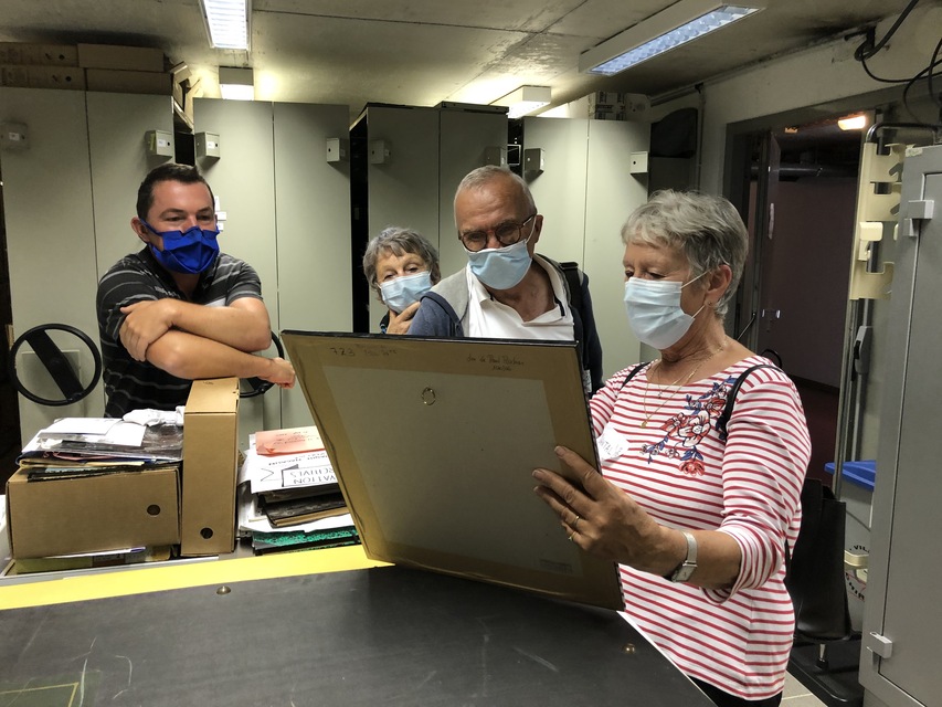 Des visiteurs découvrent la face cachée des archives. Ici, une habitante retrouve le portrait d'un parent. Des visiteurs découvrent la face cachée des archives. Ici, une habitante retrouve le portrait d'un parent.