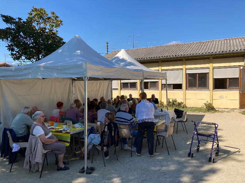 Les membres du foyer Marie-Curie se sont retrouvés autour d'un repas mercredi dernier, après 18 mois sans se voir. Les membres du foyer Marie-Curie se sont retrouvés autour d'un repas mercredi dernier, après 18 mois sans se voir.