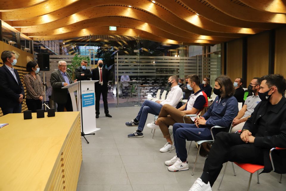 Le maire Renzo Sulli, entouré de l'adjoint Daniel Bessiron, de la première adjointe Amandine Demore, de l'adjoint au sport Pierre Labriet et du conseiller municipal chargé de la relation avec les clubs sportifs Cédric Brest (de g. à d.), a chaudement félicité les athlètes Echirollois, Dorian Coninx, David Smétanine et Jordan Pothain (de d. à g., au premier rang). 