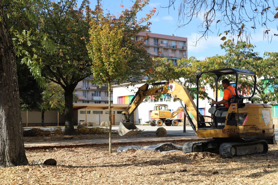 Les ouvriers de de l'entreprise EVD sont à pied d’œuvre depuis quelques jours afin de finaliser les opérations sur la cour et les espaces alentours, la plantation des arbres et arbustes notamment.