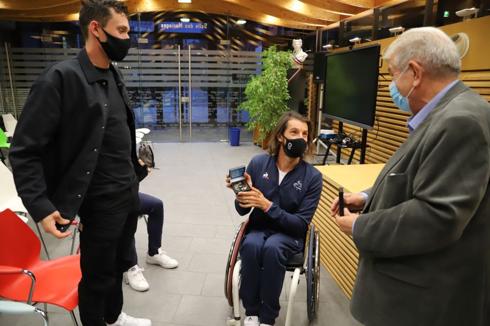 Le maire Renzo Sulli en discussion avec le nageur paralympique David Smétanine après lui avoir remis sa médaille de la Ville, sous les yeux du médaillé, olympique cette fois-ci, Dorian Coninx. 