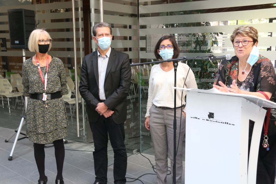 Sylvette Rochas, adjointe Adjointe aux solidarités, a inauguré l'exposition avec à son côté la première adjointe Amandine Demore, l'adjoint Daniel Bessiron et la conseillère municipale Danièle Robin (de droite à gauche). 