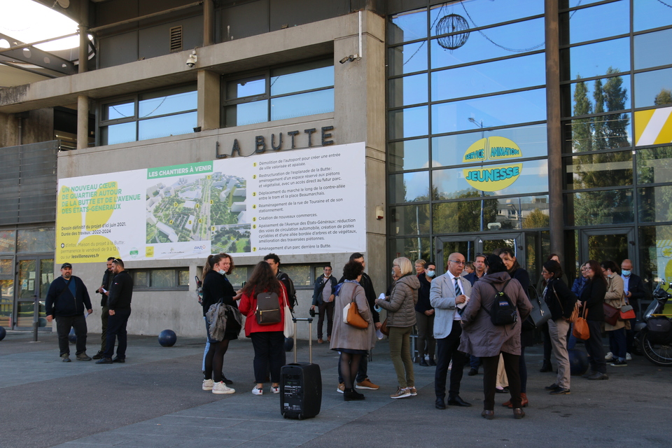 La visite commençait devant La Butte, dont le parvis sera entiérement réaménagé dans le cadre du PNRU.