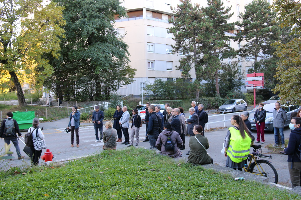 Les habitant.es ont pu poser leurs questions aux équipes de la Ville et de la Métropole en charge du PNRU. Les habitant.es ont pu poser leurs questions aux équipes de la Ville et de la Métropole en charge du PNRU.