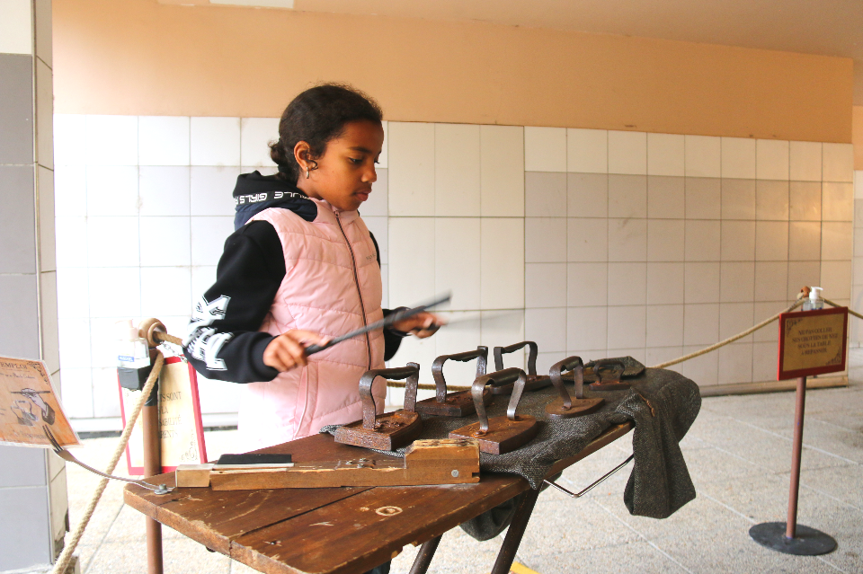 Les vieux fers à repasser de mamie ont une seconde vie avec la Manufacture sonore imaginée par la Cie Les petits détournements. Les vieux fers à repasser de mamie ont une seconde vie avec la Manufacture sonore imaginée par la Cie Les petits détournements
