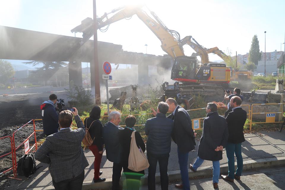 elu-es présents aux travaux de demolition autopont
