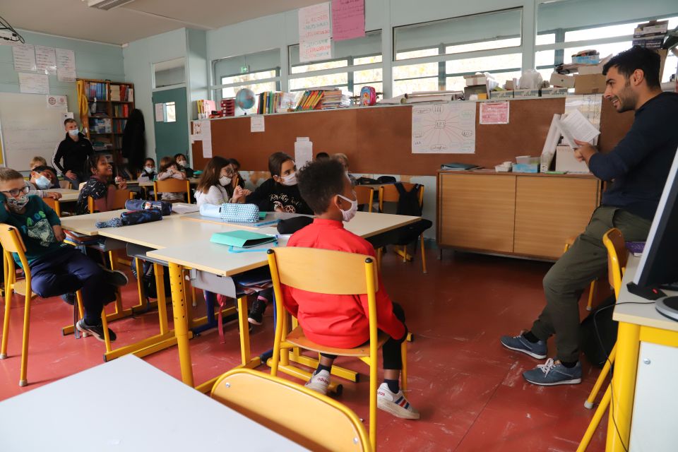 Projet THEA : C'est reparti pour un tour... Antonio Carmona a littéralement captivé les élèves avec la lecture théatralisée d'un extrait de l'un de ses récit, Maman a choisi la décapotable...