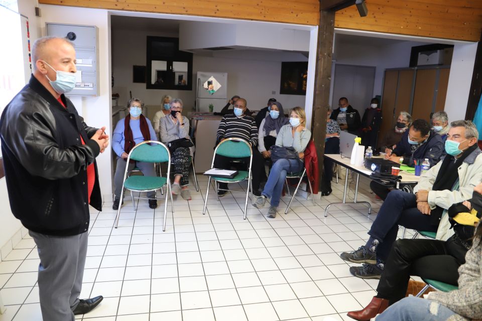 Epicerie solidaire : Un projet à construire ensemble Yacine Hamidi, adjoint à la dynamique citoyenne des Maisons des habitant-es, à l'innovation sociale et à l'économie sociale et solidaire, a assuré les habitant-es de la volonté de la Ville de les accompagner dans la création d'une épicerie sociale et solidaire.