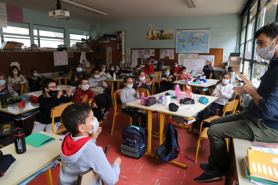 Projet THEA : C’est reparti pour un tour… Après un temps de question-réponse et de lecture, Antonio Carmona a invité les enfants à participer à un jeu sur les personnages qui a fait l'unanimité !