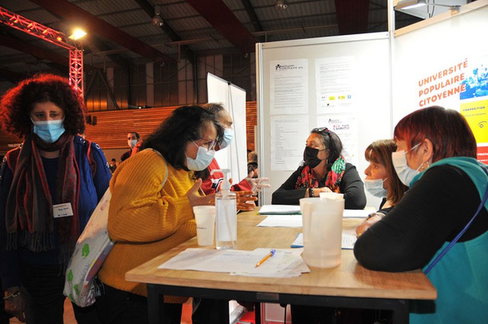 Assises d’Échirolles : La participation se Fabrique Élu-es, habitant-es et technicien-nes se sont rencontré-es autour des 23 ateliers proposés, à l'image de celui de l'Université populaire citoyenne pour échanger sur les différentes initiatives mises en oeuvre.