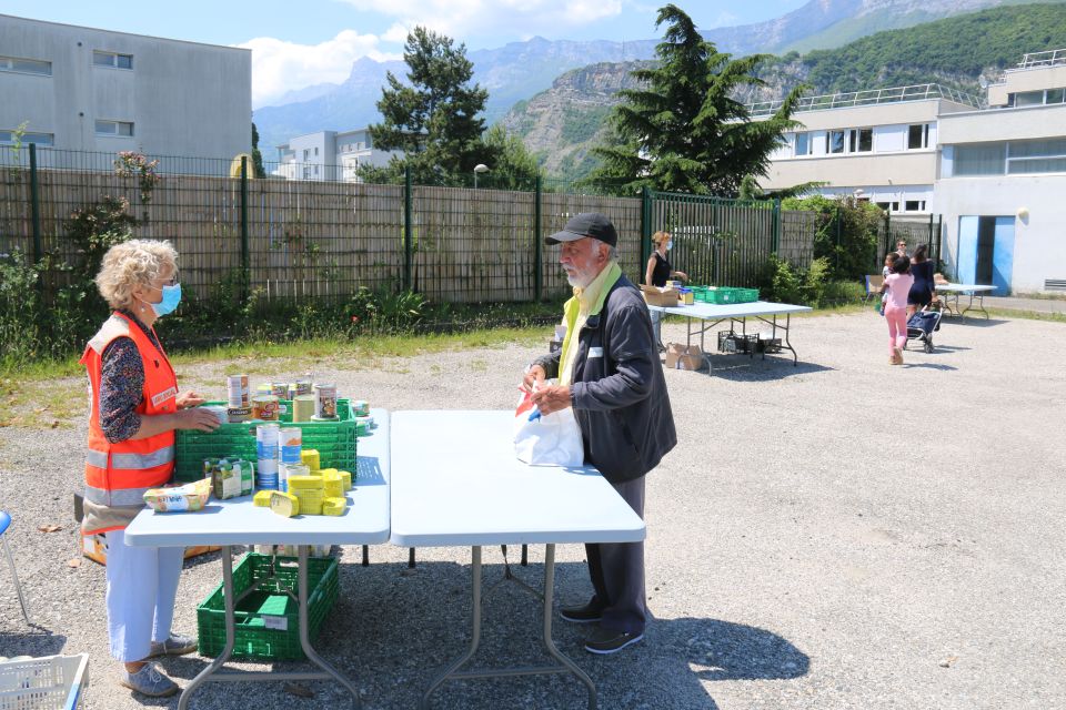 Epicerie solidaire : Un projet à construire ensemble Entre 130 et 150 colis, soit entre 500 et 600 parts, sont distribués chaque semaine lors des distributions organisées sur le secteur Ouest par l'association Nouveaux horizons.